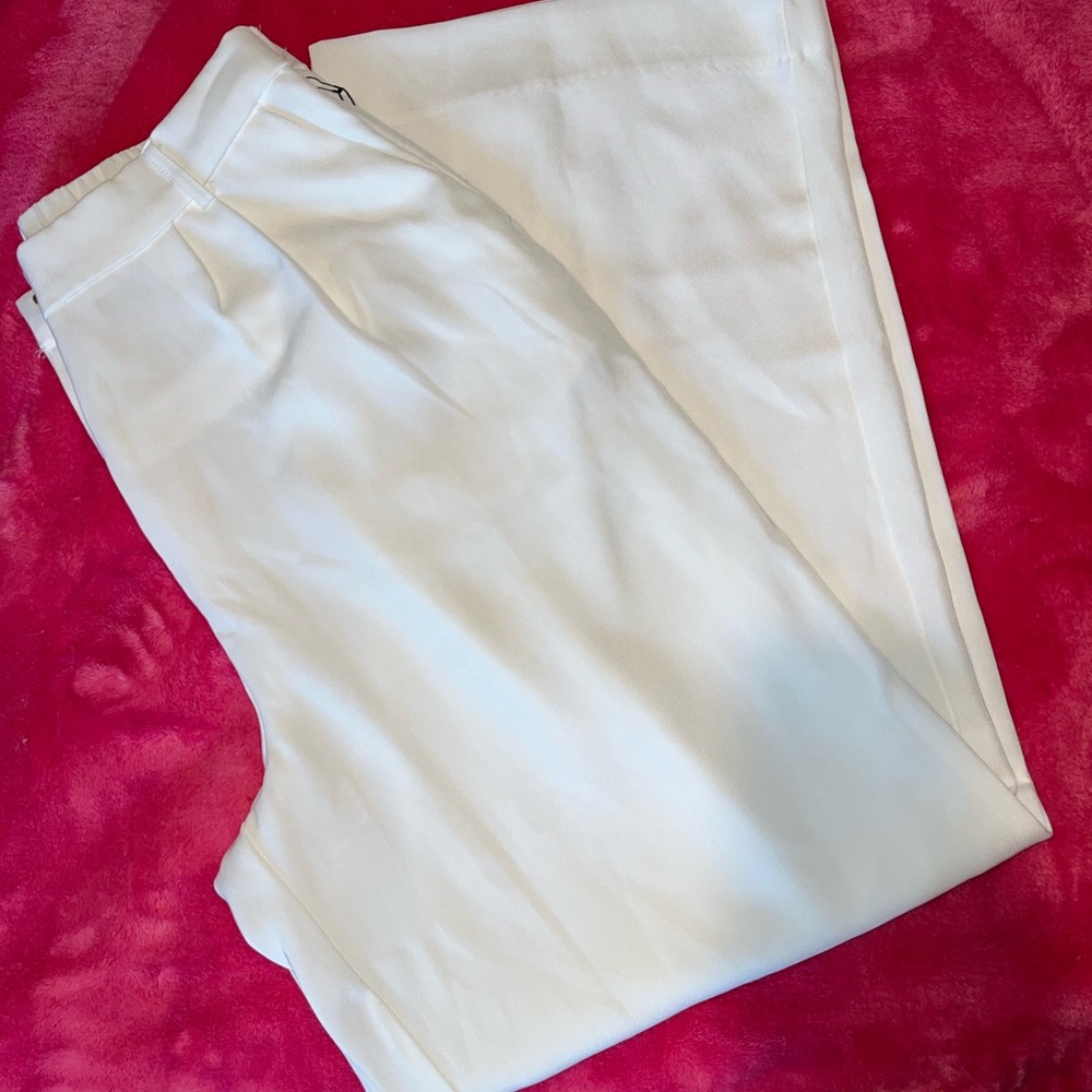 White pleated trouser